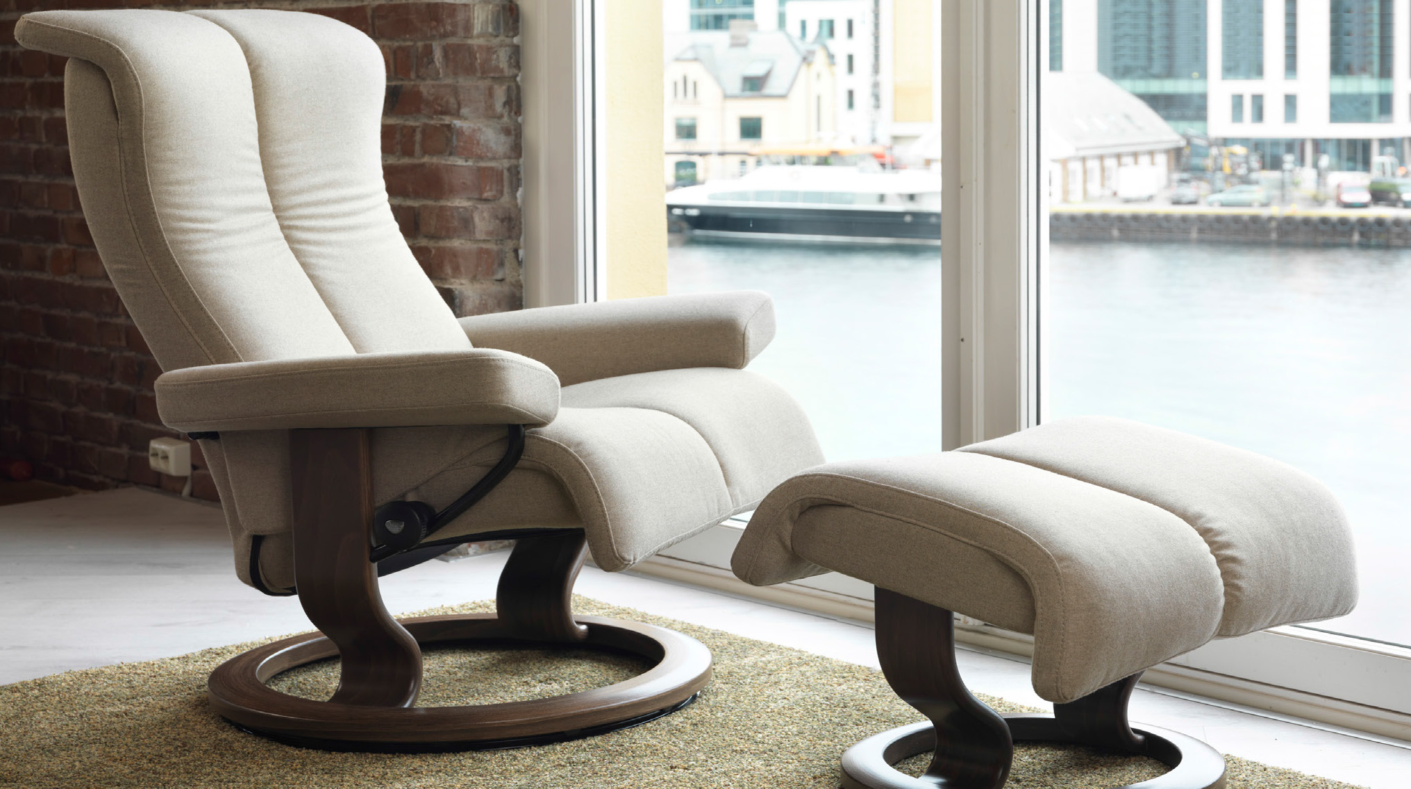 Stressless Piano LegComfort Power Footrest Recliner Chair by Ekornes