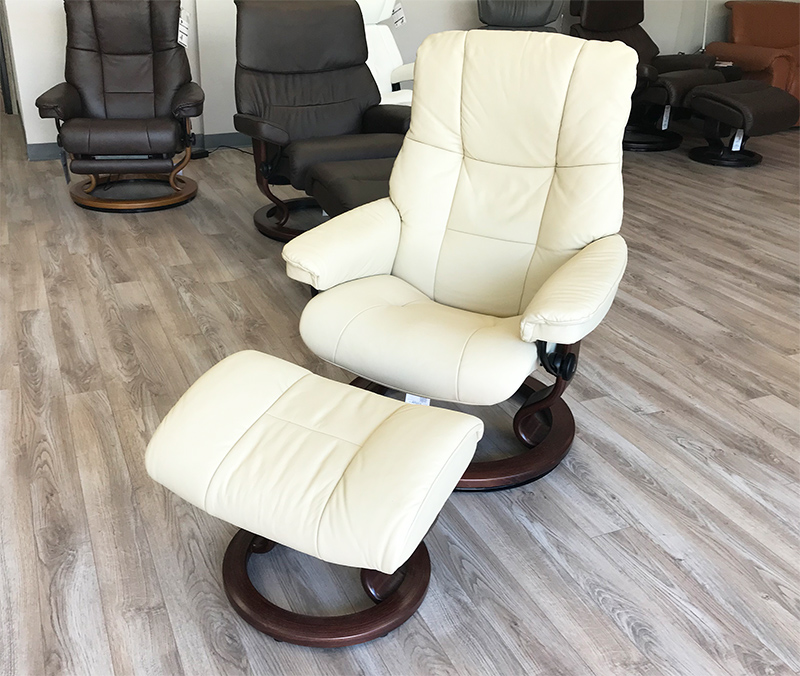 Stressless Kensington Large Mayfair Paloma Kitt Leather Recliner Chair and Ottoman by Ekornes