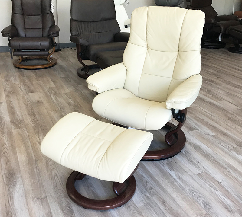 Stressless Kensington Large Mayfair Paloma Kitt Leather Recliner Chair and Ottoman by Ekornes