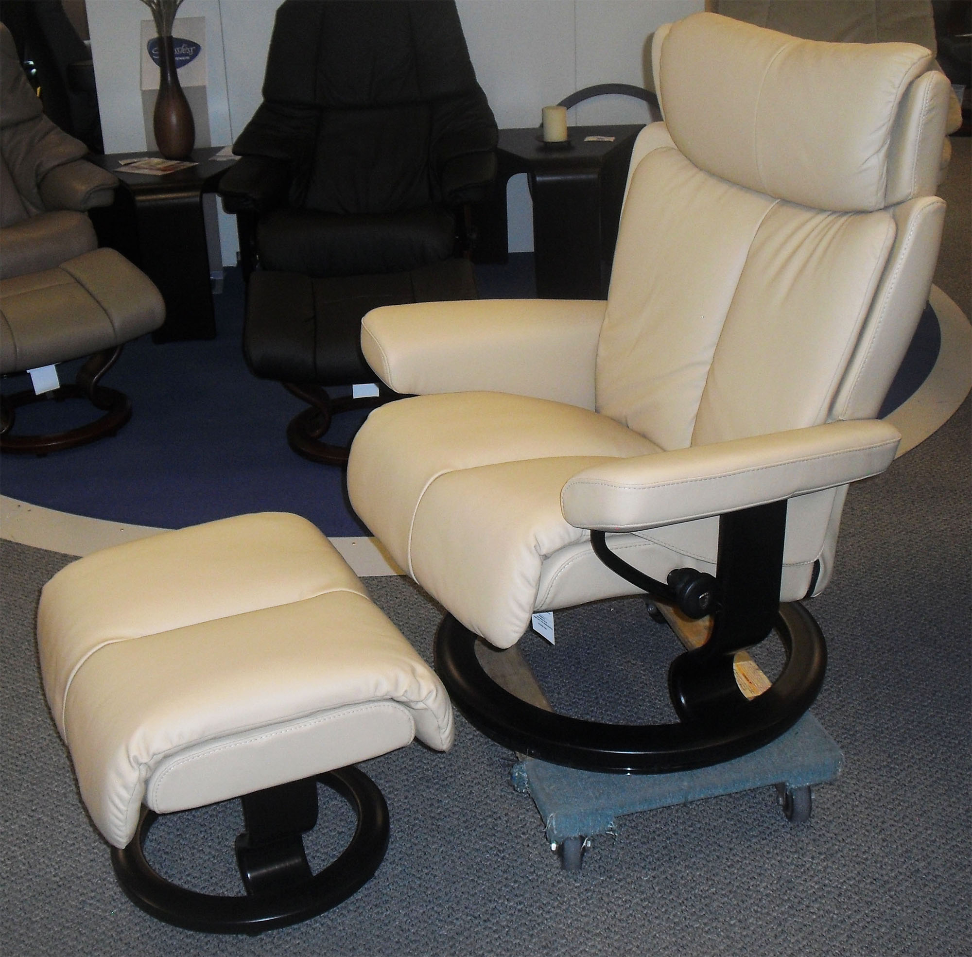 Ekornes stressless magic classic recliner & ottoman discount