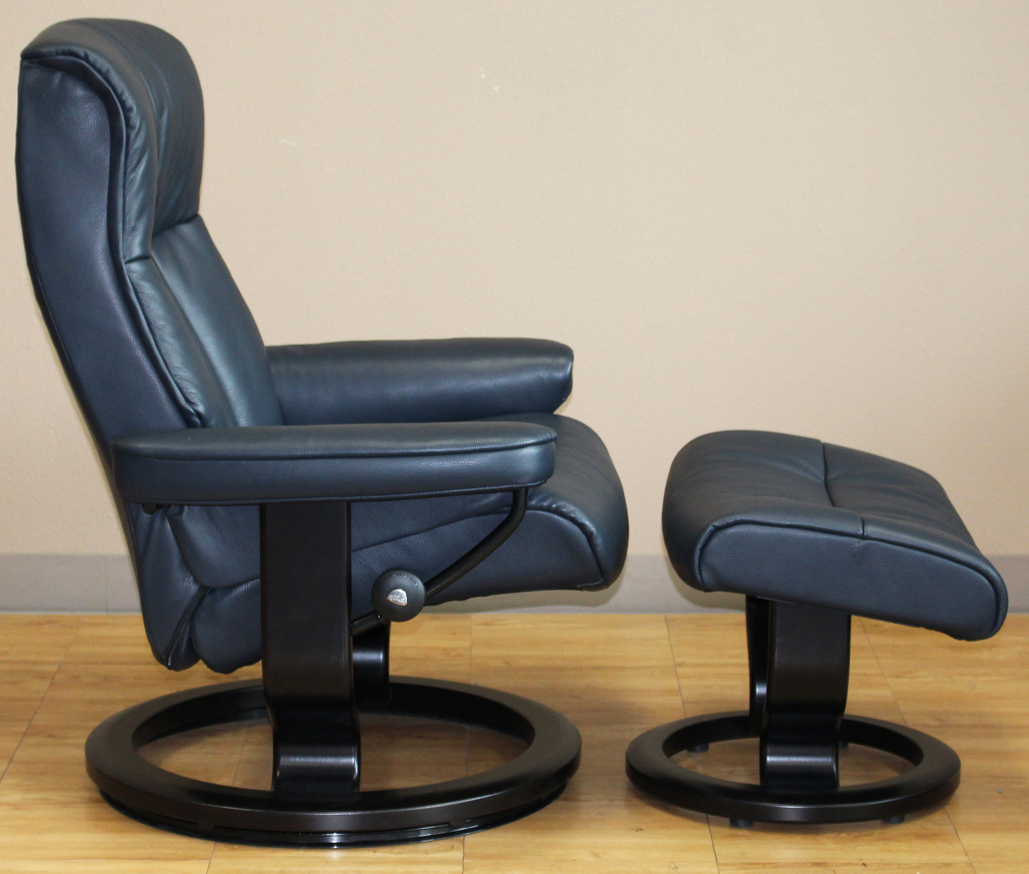 blue leather recliner chair bright colored crown stressless cori blue recliner chair leather by ekornes blue leather recliner chair bright colored crown stressless cori blue recliner chair leather by ekornes